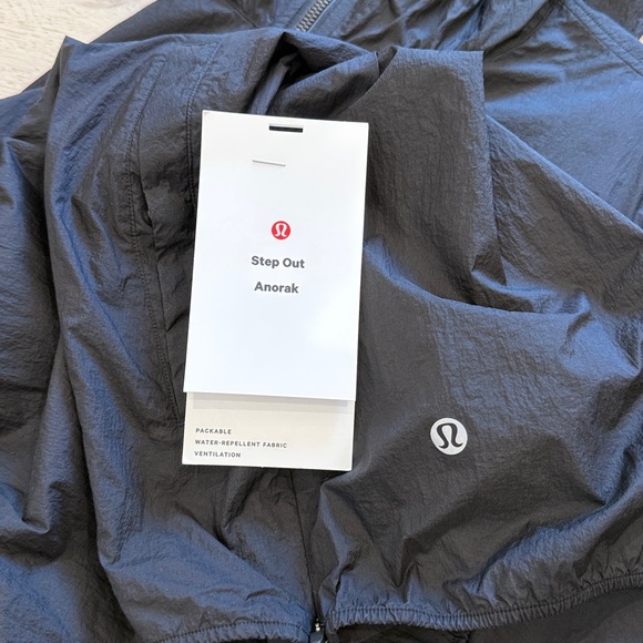 Lululemon Packable Water-Repellent Step Out Anorak in Black Size Medium - Picture 4 of 13